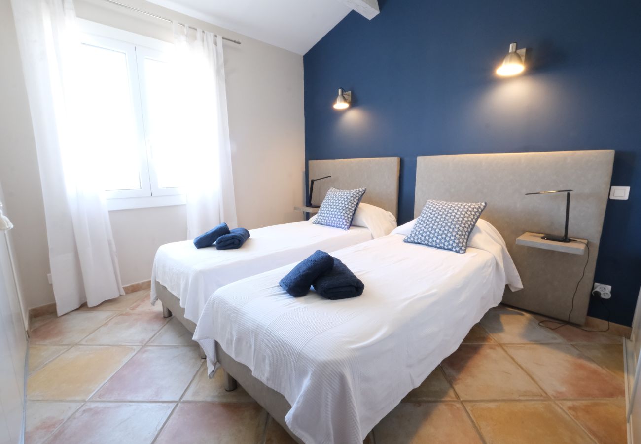 Air-conditioned villa heated swimming pool jacuzzi Alpilles bedroom