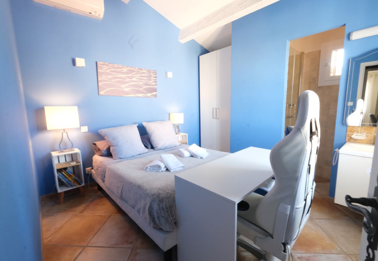 Air-conditioned villa heated swimming pool jacuzzi Alpilles bedroom