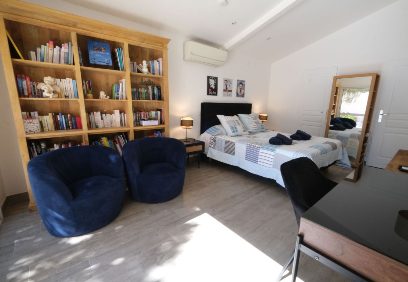 Air-conditioned villa heated swimming pool jacuzzi Alpilles bedroom