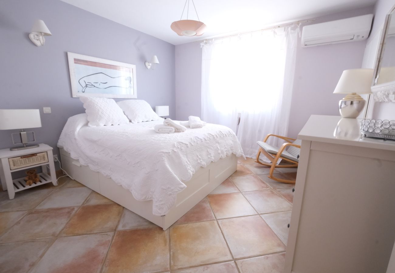 Air-conditioned villa heated swimming pool jacuzzi Alpilles bedroom