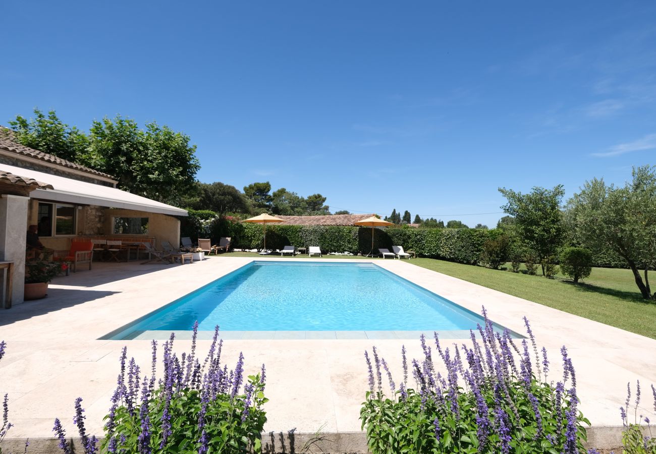 Provencal farmhouse with swimming pool, 2 bedrooms, 2 bathrooms and garden