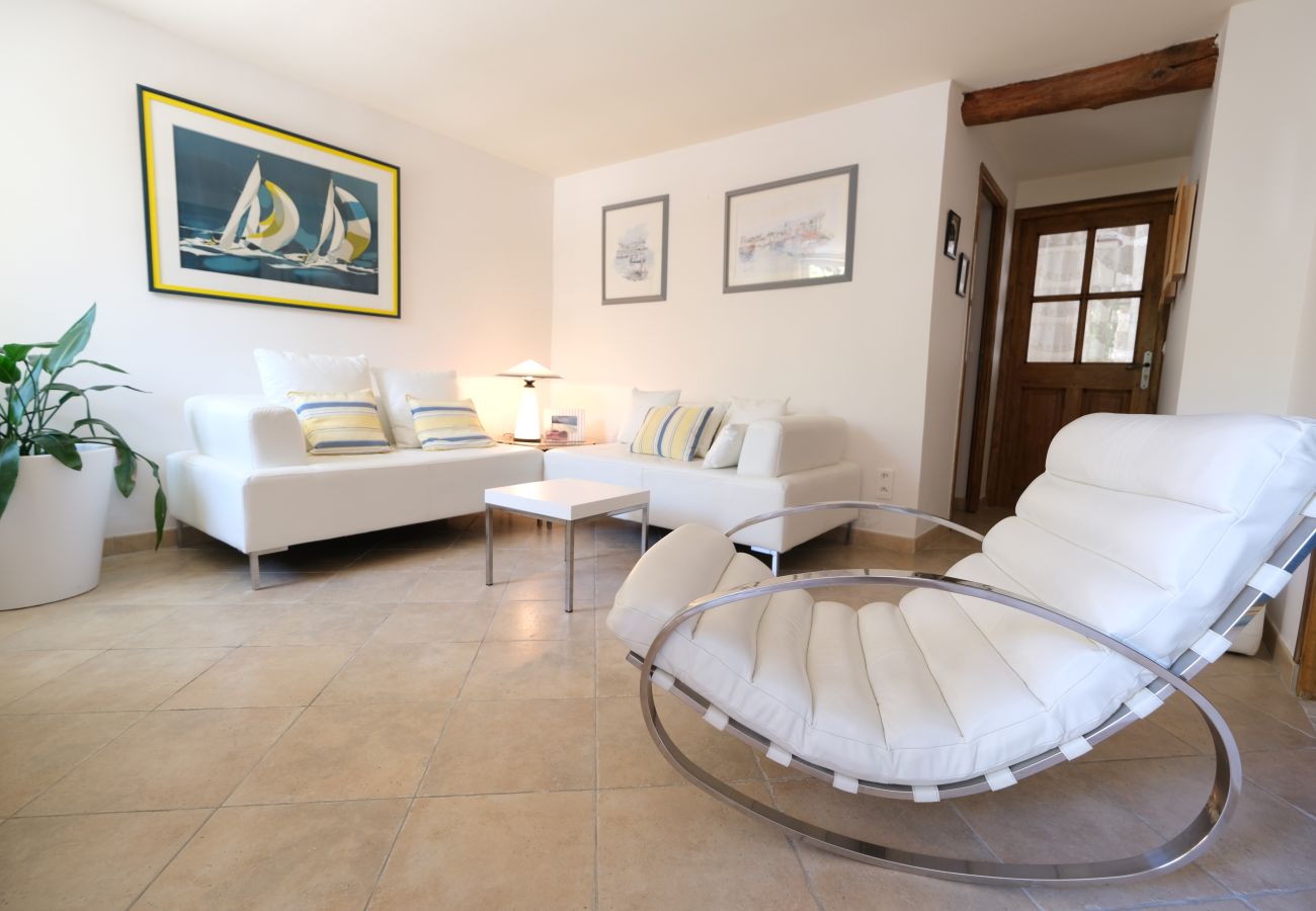 Provencal farmhouse with swimming pool, 2 bedrooms, 2 bathrooms and living room