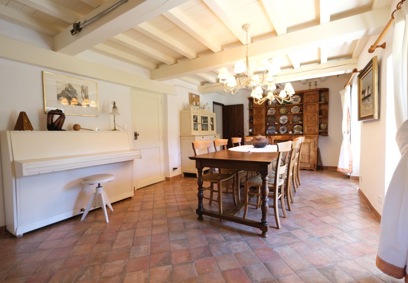 Provencal farmhouse with swimming pool, 2 bedrooms, 2 bathrooms dinning room