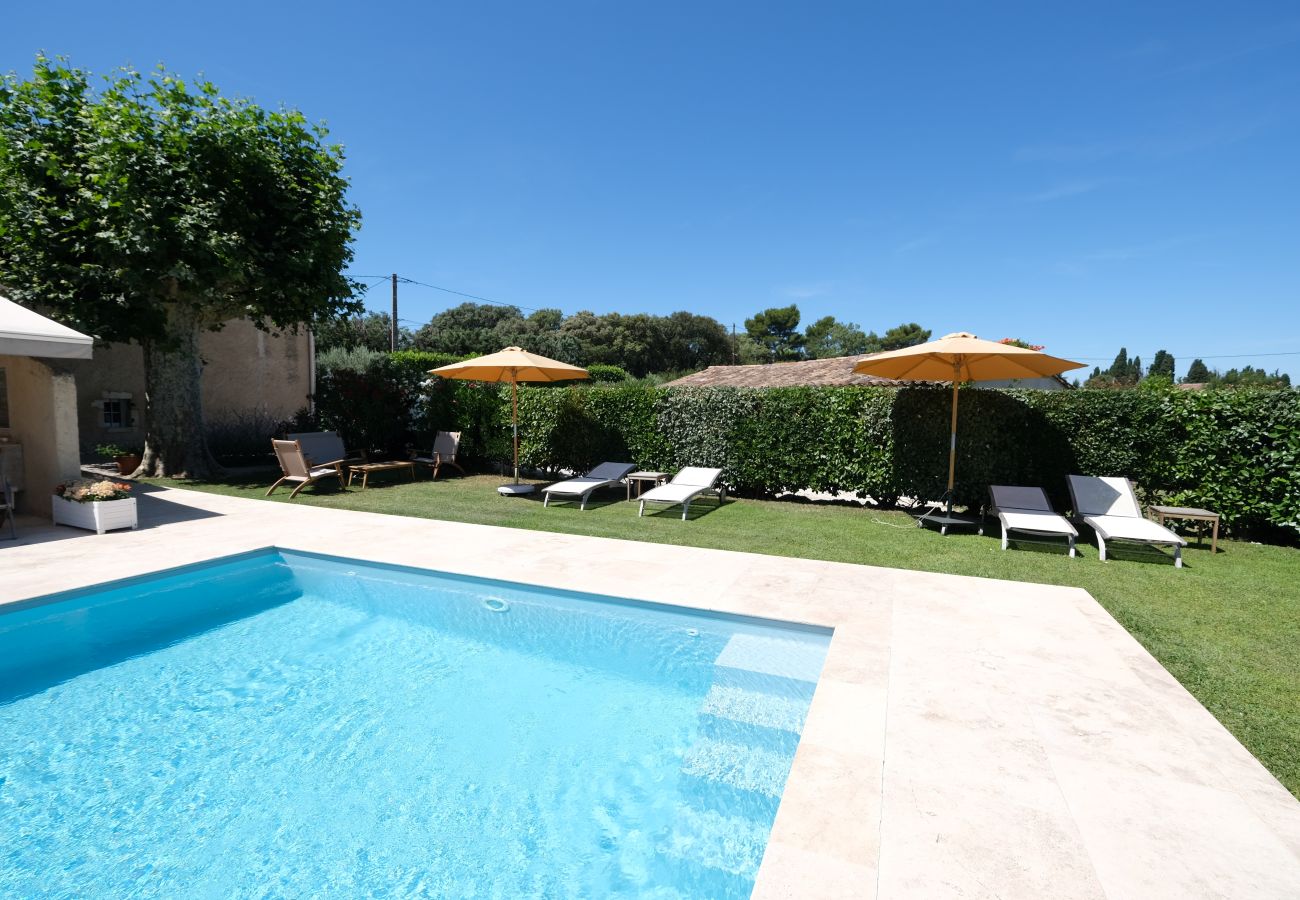 Provencal farmhouse with swimming pool, 2 bedrooms, 2 bathrooms and terrace