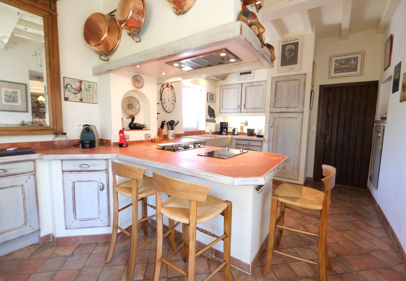 Provencal farmhouse with swimming pool, 2 bedrooms, 2 bathrooms with air-conditioned kitchen