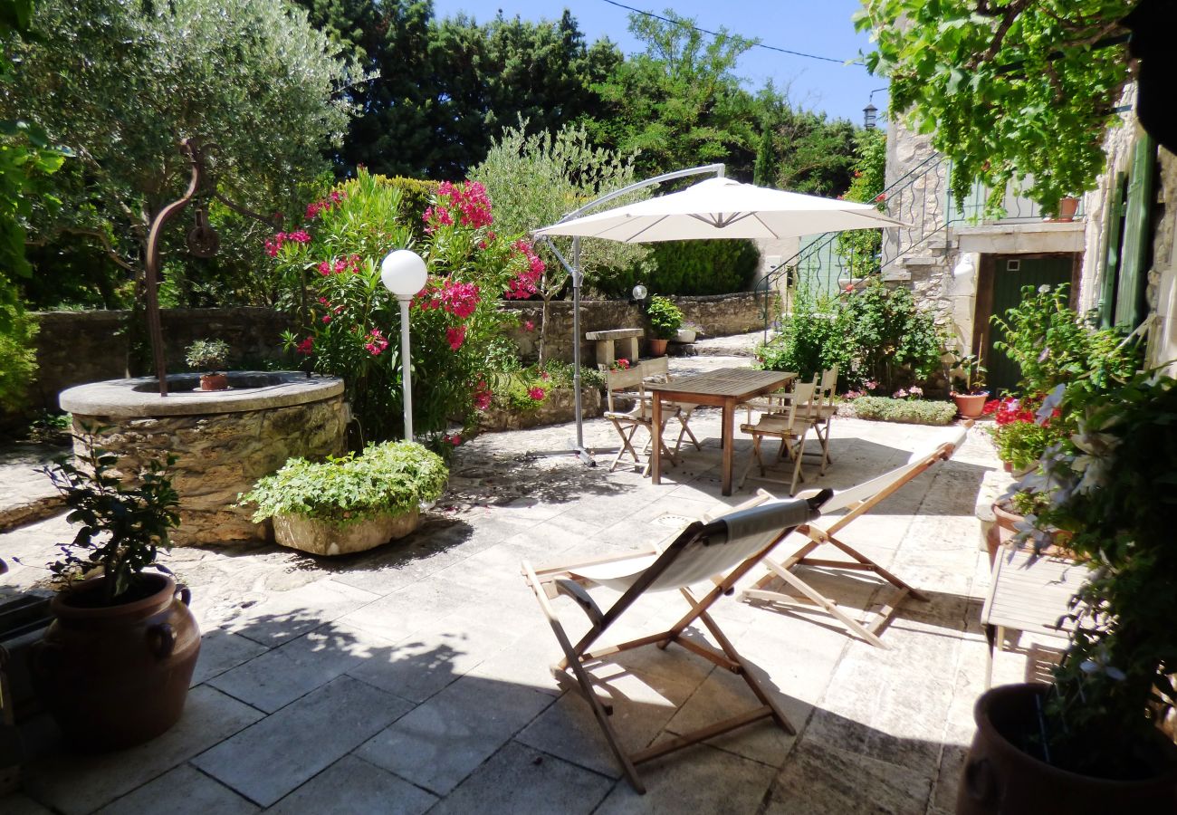 Provencal farmhouse with pool, 2 bedrooms, 2 bathrooms and terrace