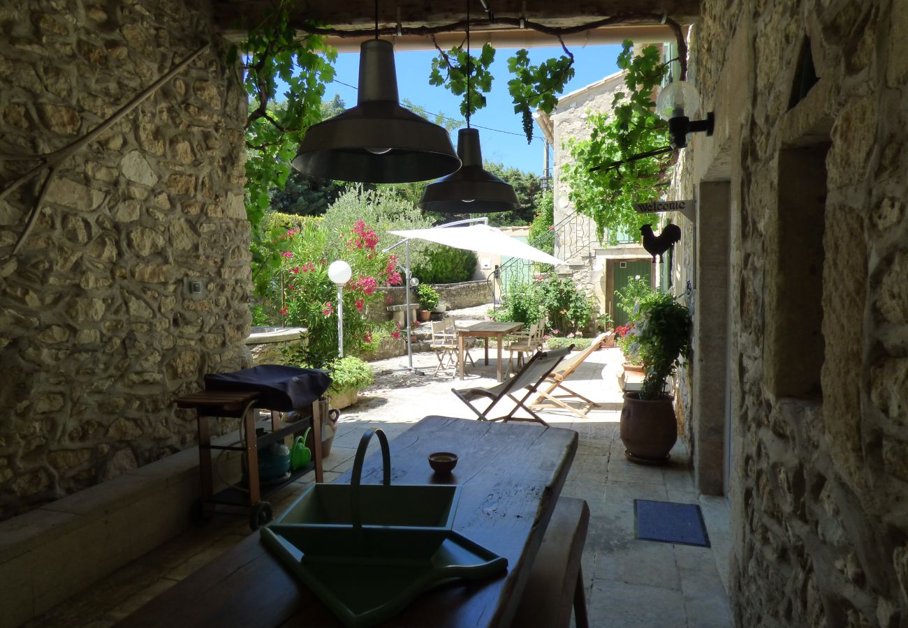 Provencal farmhouse with swimming pool, 2 bedrooms, 2 bathrooms and terrace