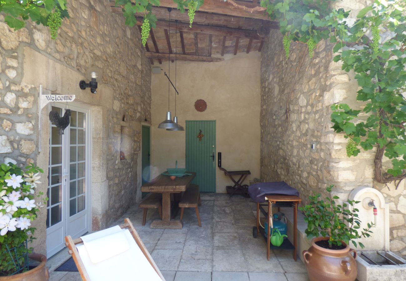 Provencal farmhouse with swimming pool, 2 bedrooms, 2 bathrooms and terrace