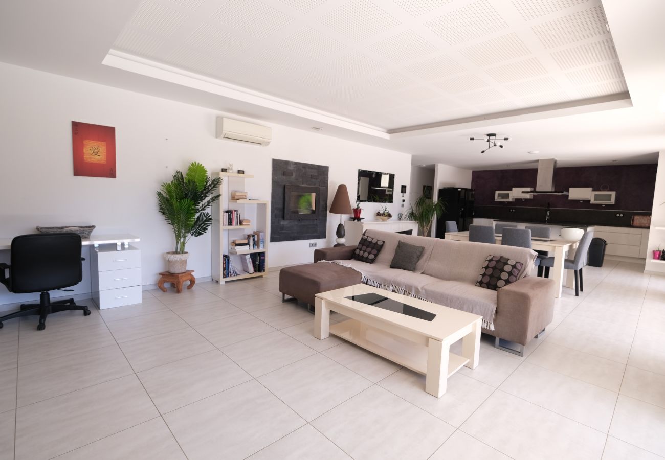 Holiday rental AUREILLE villa to rent living room