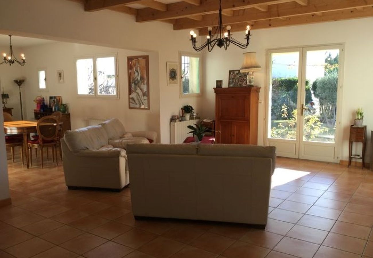 Holiday rental MOURIÈS house to rent living room