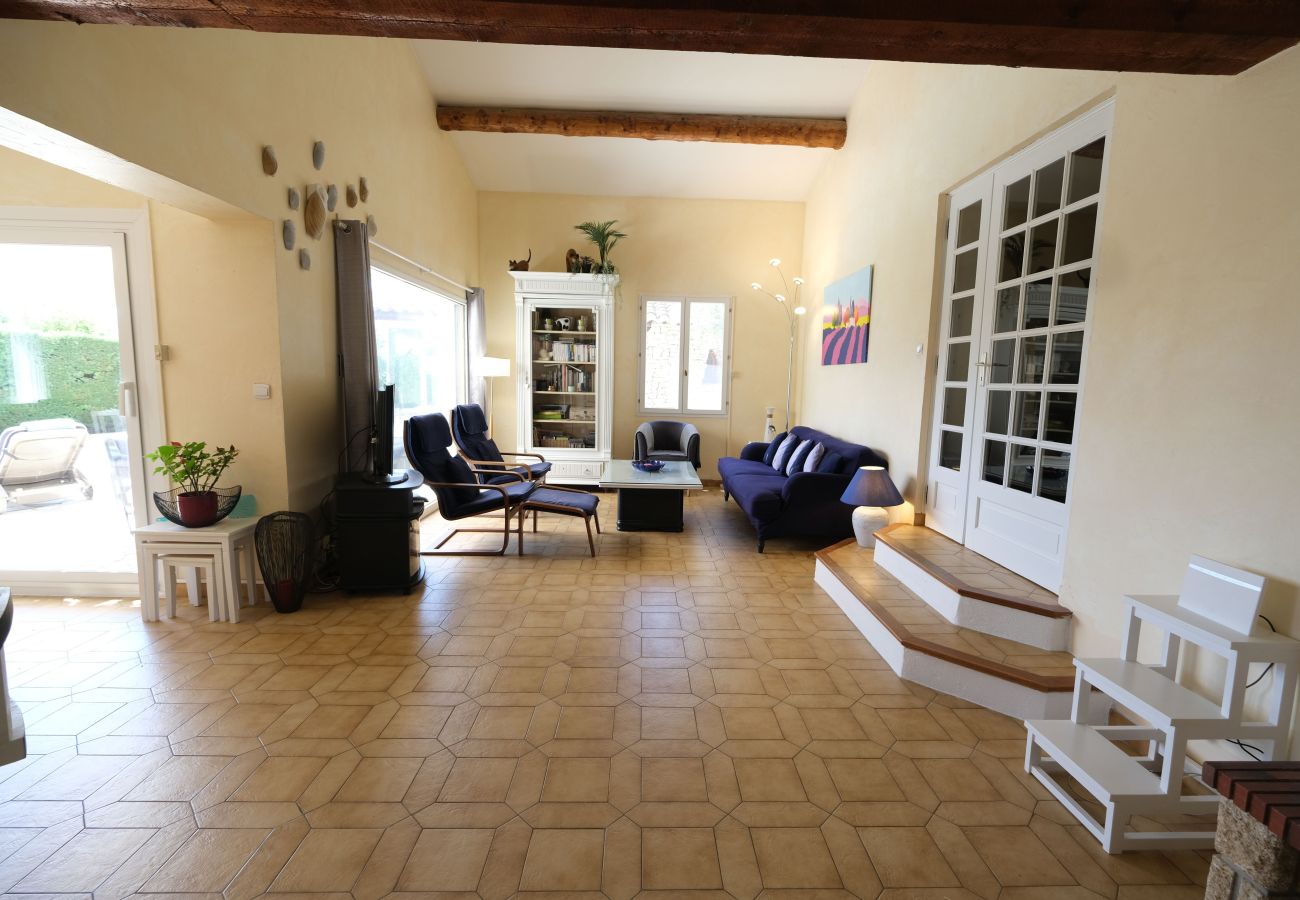 GARGAS vacation rental villa for rent living room