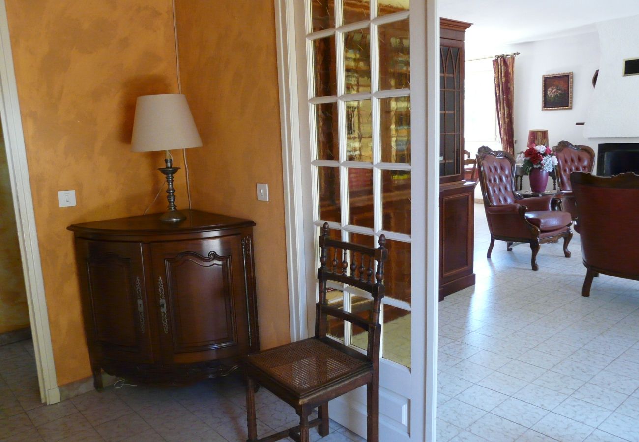 Holiday rental CHATEAUNEUF LE ROUGE house to rent dining room