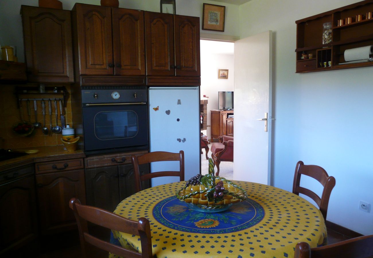 Holiday rental CHATEAUNEUF LE ROUGE house to rent kitchen