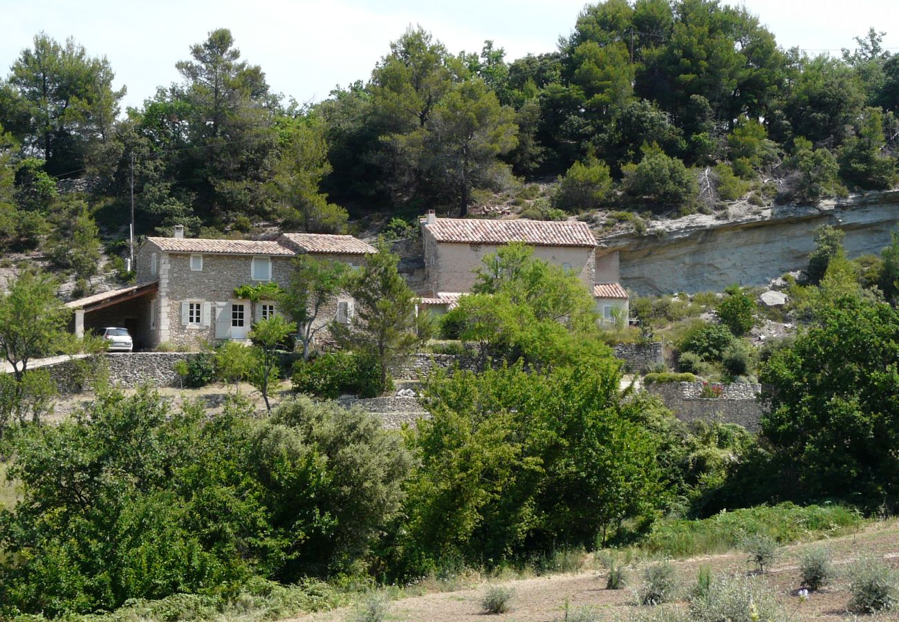 Holiday rental LACOSTE farmhouse to rent facade