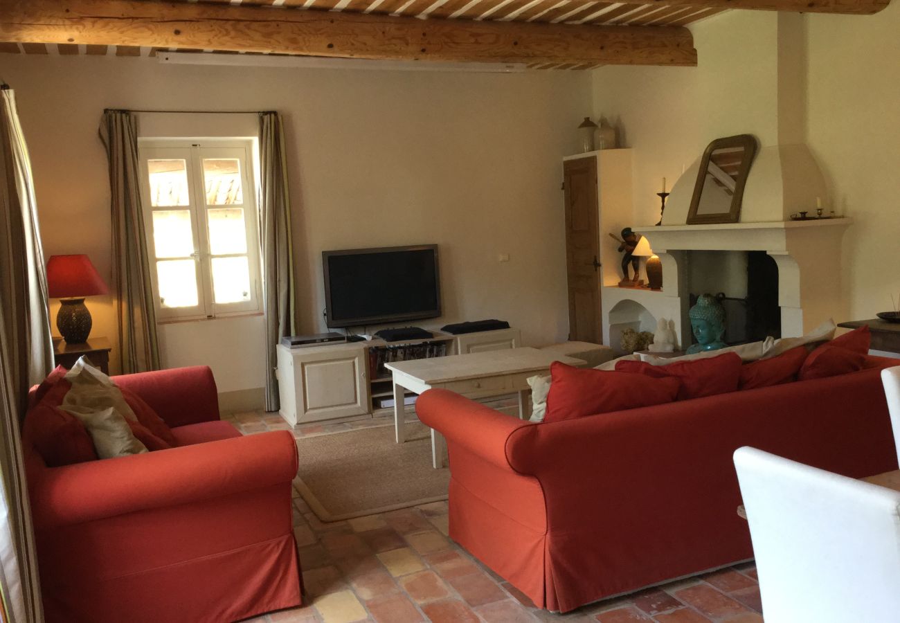 Holiday rental LACOSTE farmhouse for rent living room