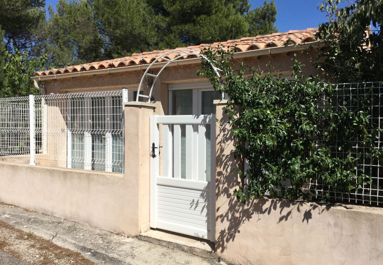 Vacation rental CAVAILLON cottage to rent facade