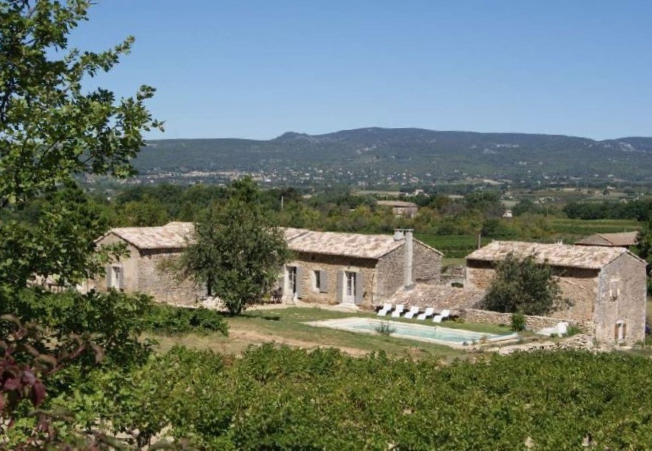 Holiday rental OPPEDE prestigious farmhouse for rent with beautiful view