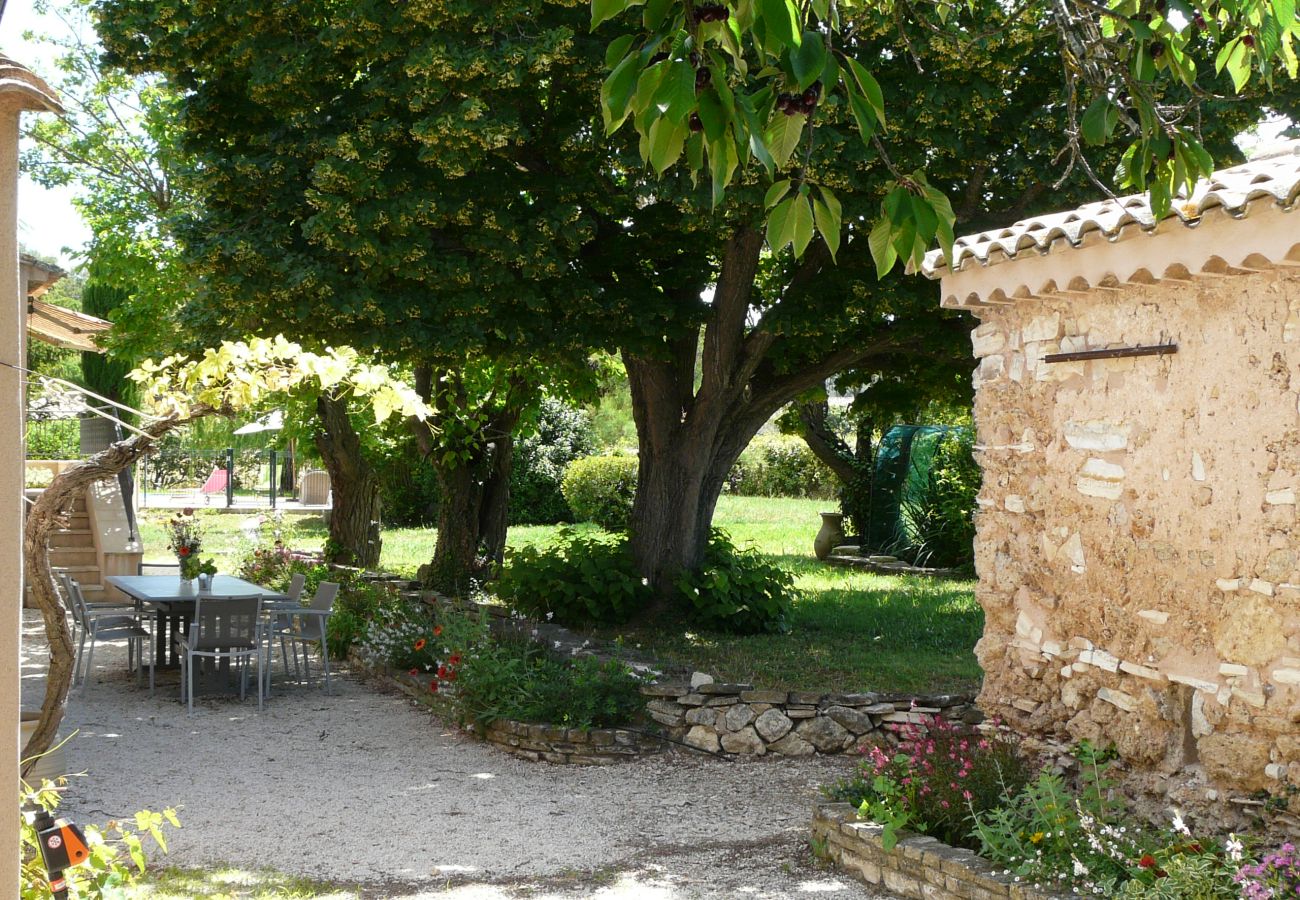 Holiday rental VENELLES Provençal farmhouse to rent garden