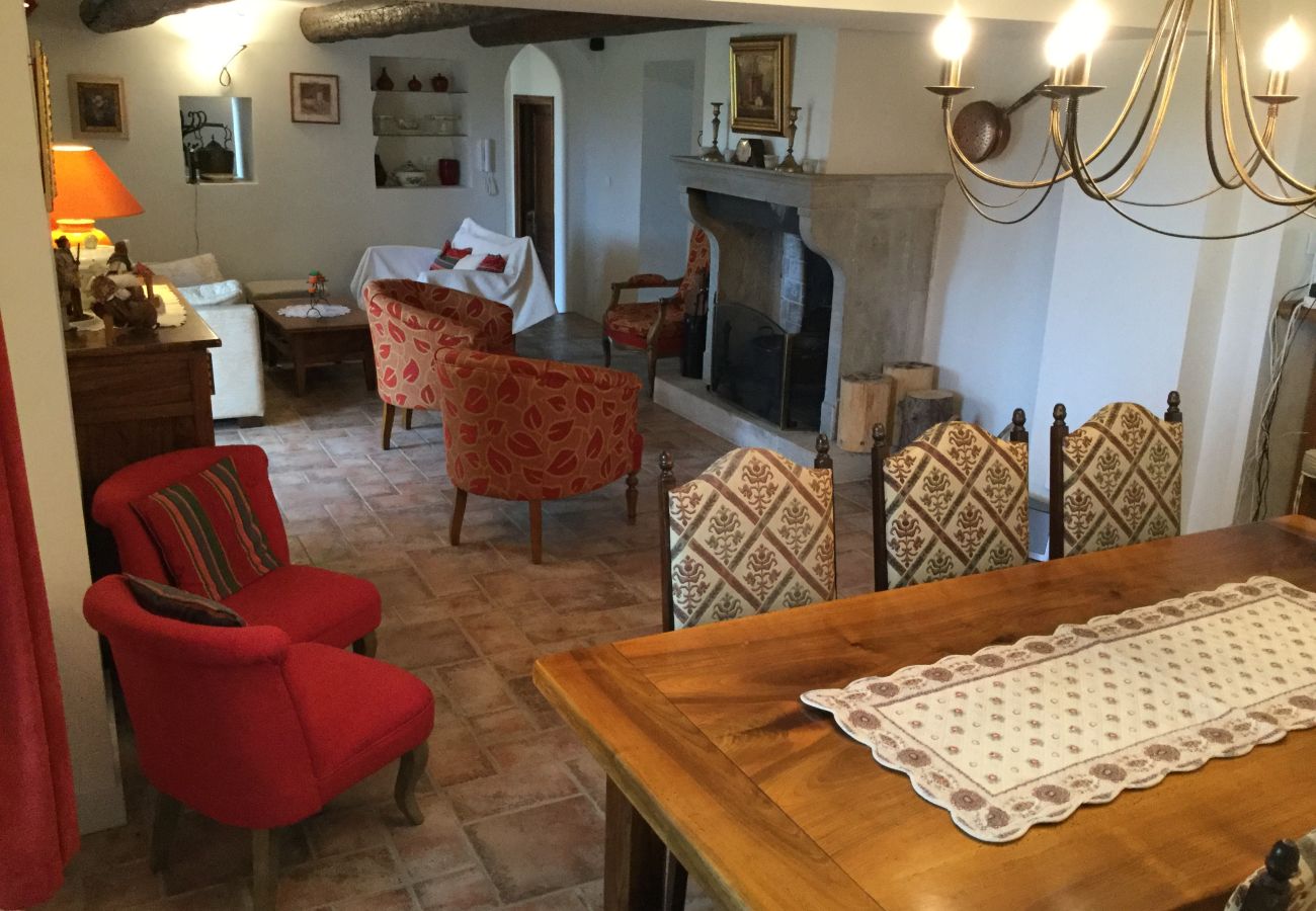 Vacation rental VENELLES Provençal farmhouse to rent dining room