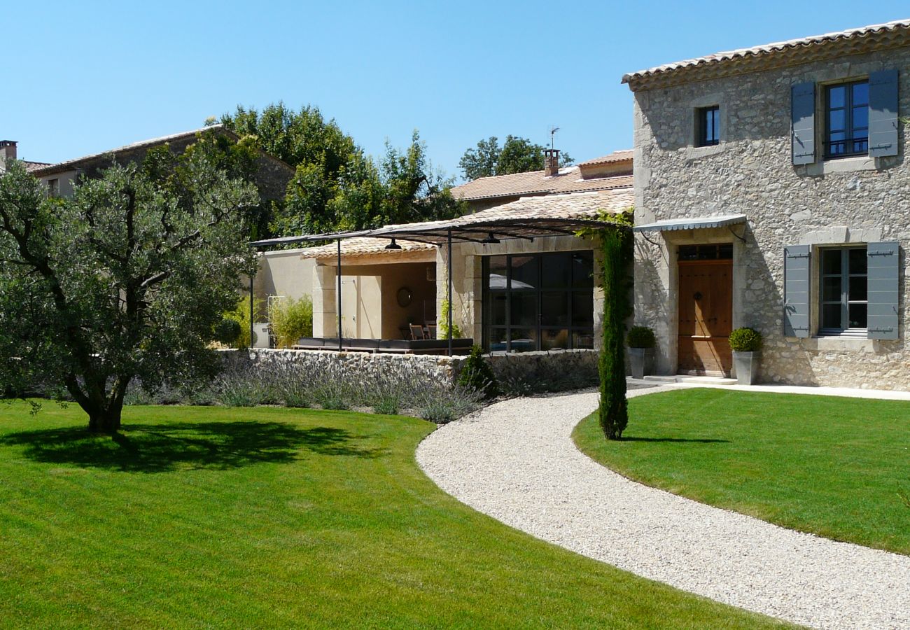 rental Provencal farmhouse with swimming pool 4 bedrooms 4 bathrooms with big garden