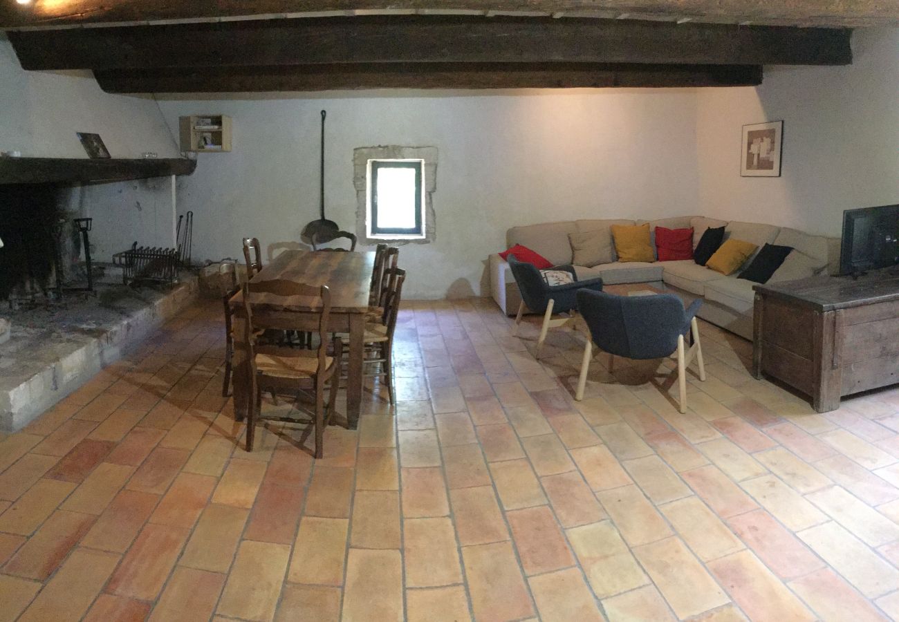 Holiday rental MAUSSANE-LES-ALPILLES farm for rent living room