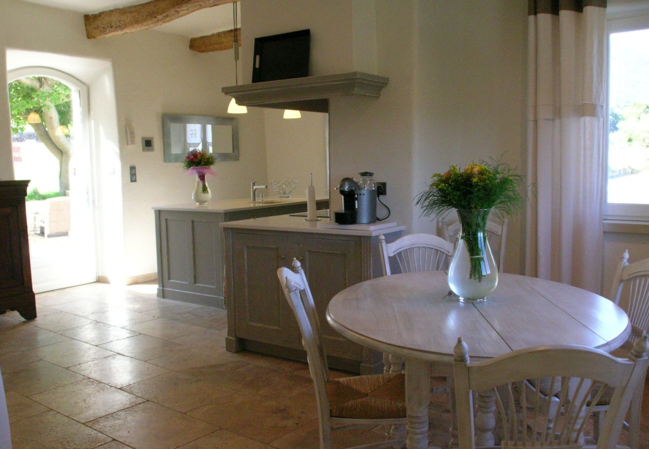 Holiday rental BONNIEUX building to rent living room