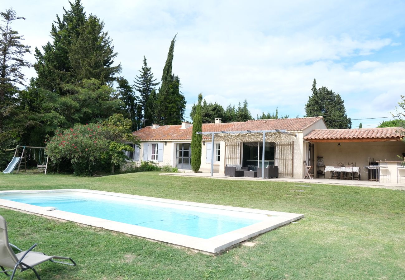 Holiday rental MOURIÈS villa to rent pool