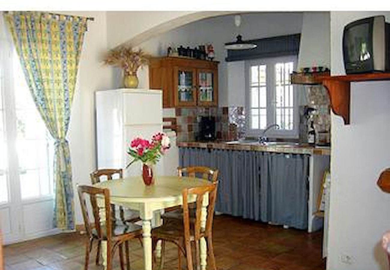 Holiday rental ROUSSILLON cottage to rent kitchen