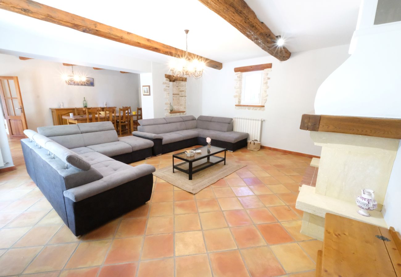 Vacation rental CAVAILLON farmhouse for rent living room