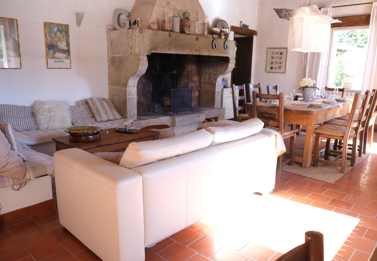 SAINT-RÉMY-DE-PROVENCE vacation rentals to rent livinr room