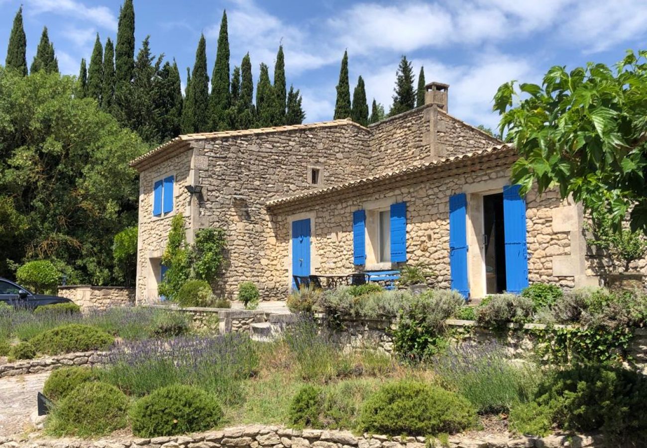 SAINT-RÉMY-DE-PROVENCE vacation rentals to rent stone farmhouse