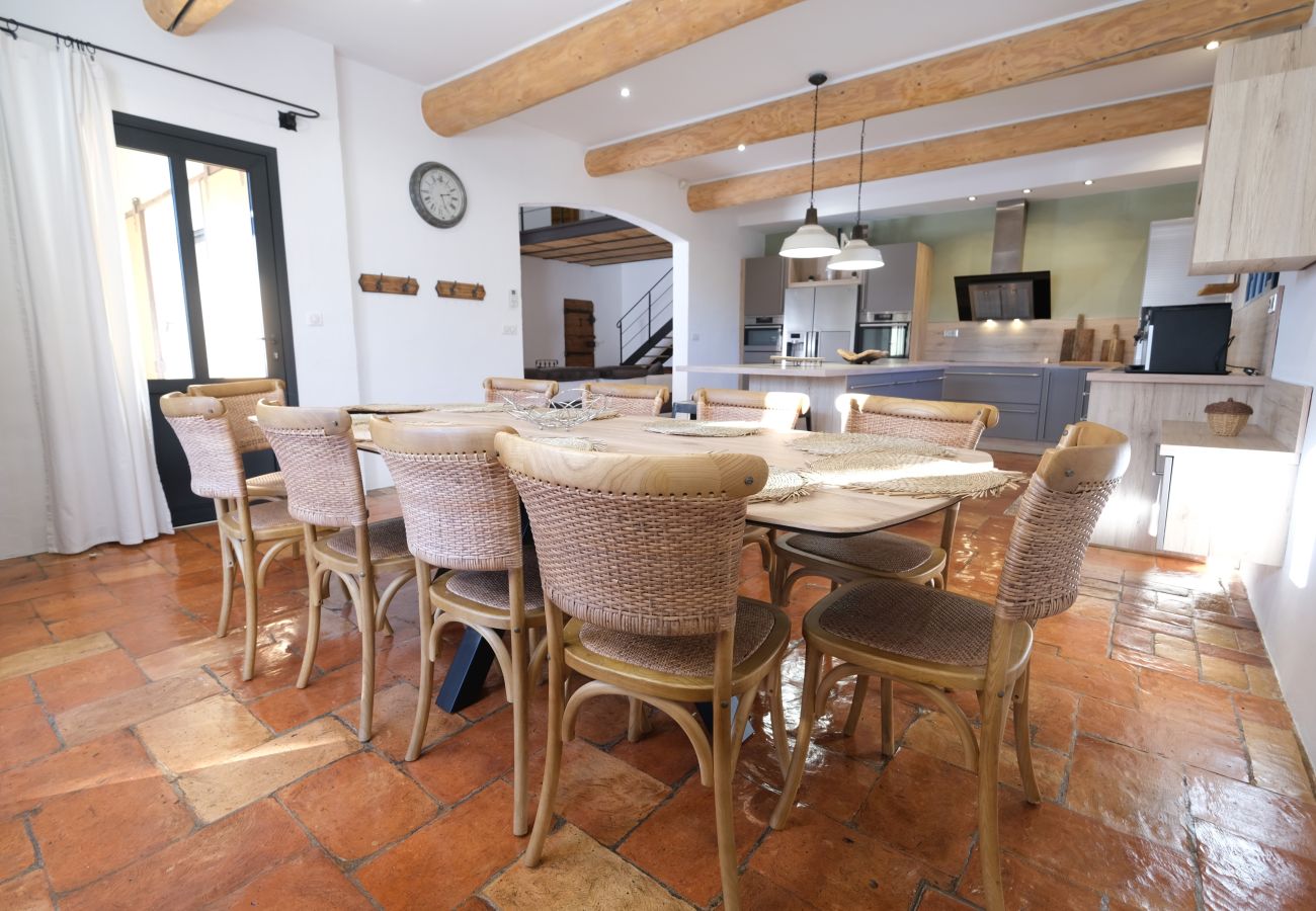 LES BAUX-DE-PROVENCE vacation rental villa for rent pool dining room