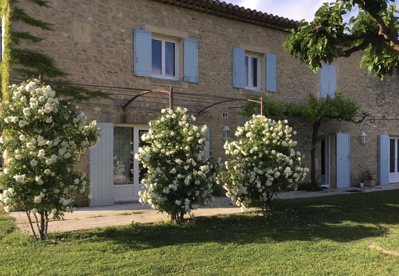 Holiday rental LAGNES Provençal farmhouse to rent facade