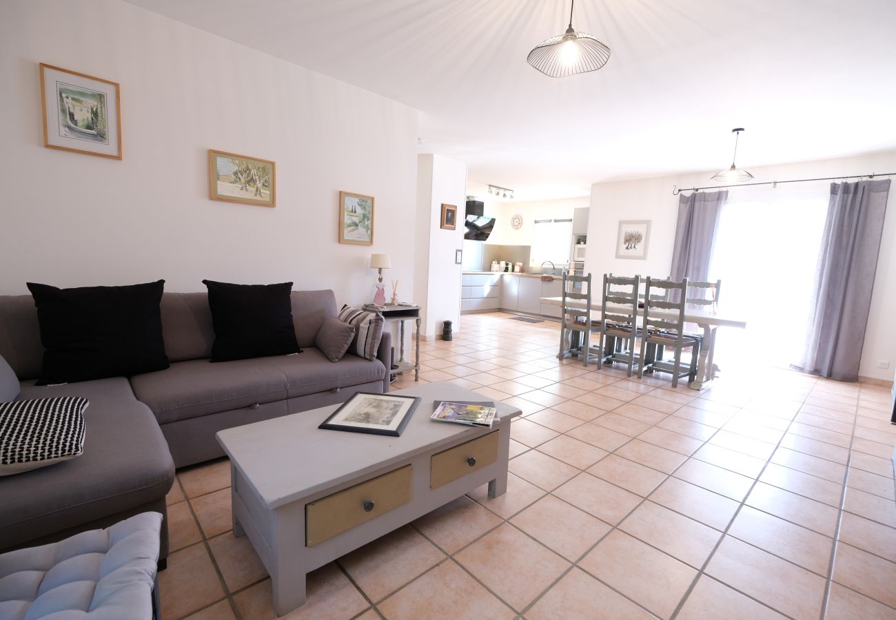 Vacation rental MOURIES Alpilles Provence villa to rent  pool living room