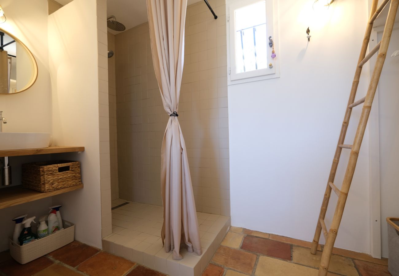 ROUSSILLON vacation rental house for rent 3 bathrooms