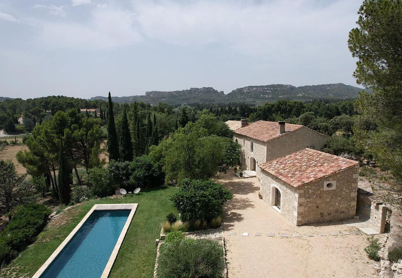 Holiday rental BAUX DE PROVENCE luxury farmhouse for rent 10 people