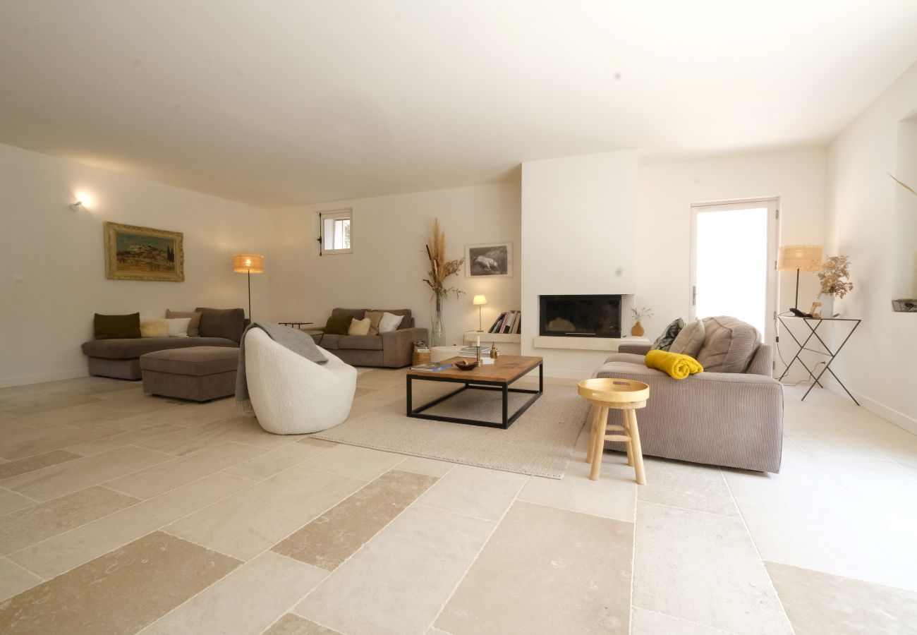 Vacation rental BAUX DE PROVENCE luxury farmhouse to rent living room