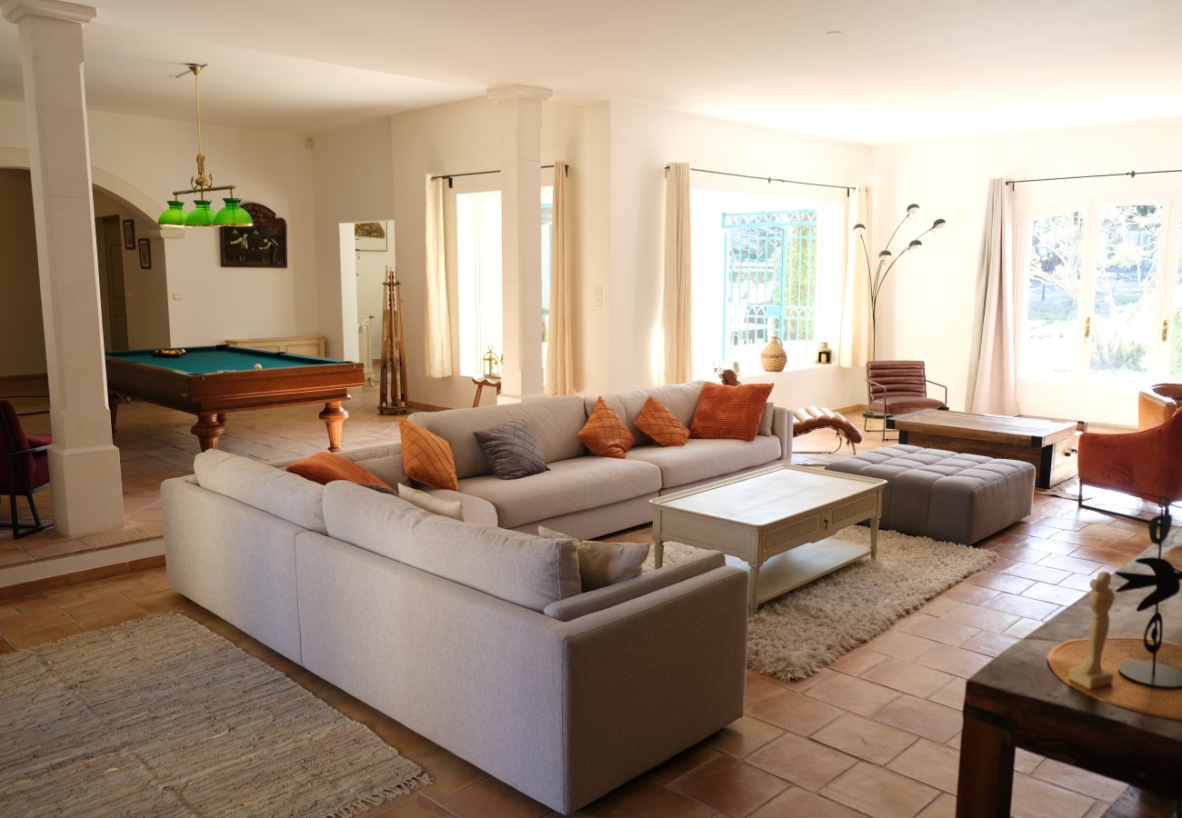 Vacation rental MOURIÈS luxury owner to rent big living room 