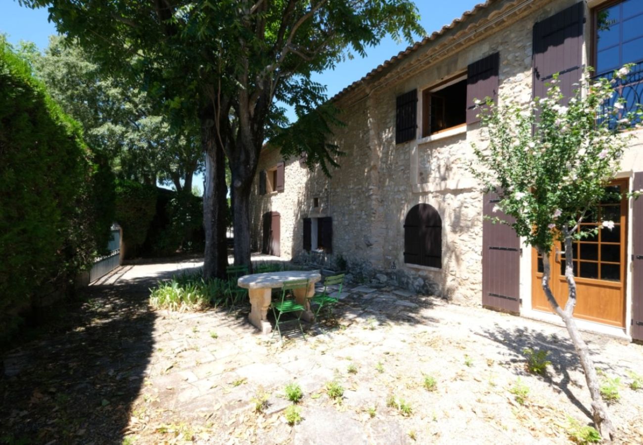 Holiday rental MOURIÈS Provencal farmhouse for rent jardin