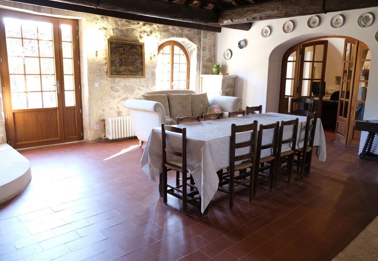 MOURIÈS holiday rental Provencal farmhouse to rent dining room