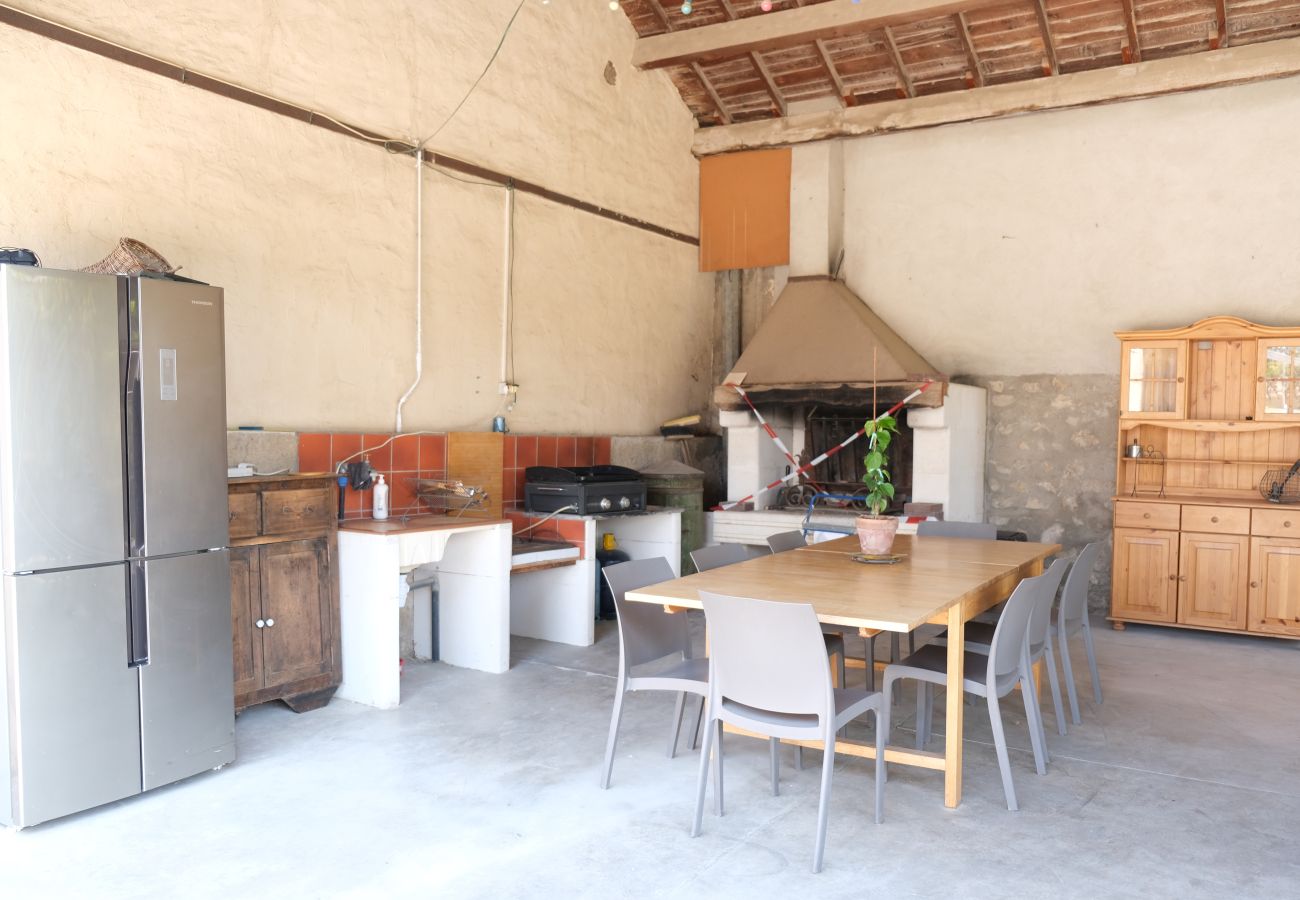 MOURIÈS holiday rental house to rent kitchen