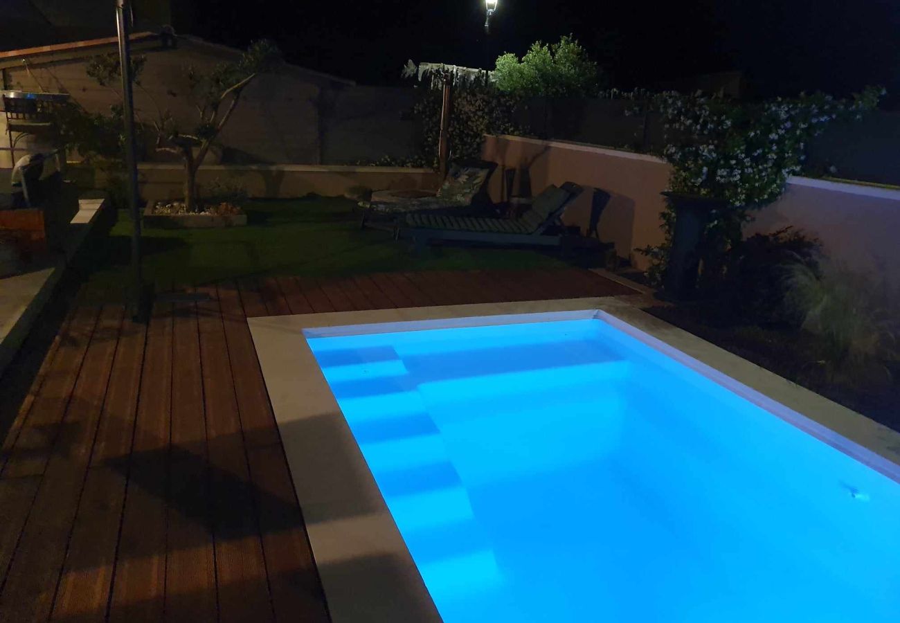 Villa in Maubec - Vacation rental house with pool MAUBEC LS2-437