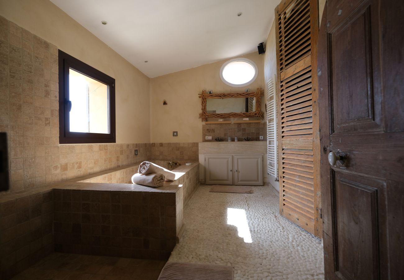 BEDOIN holiday rental Provençal farmhouse for rent 5 bathrooms