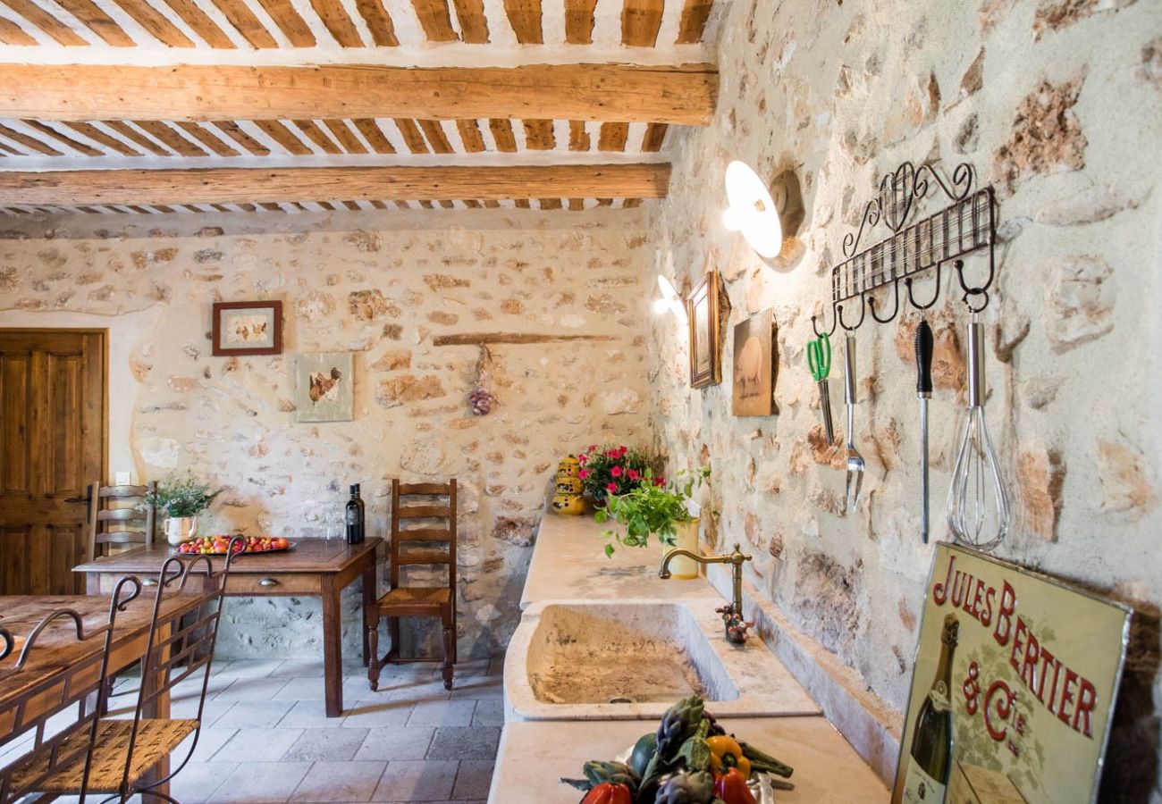 Holiday rental EYGALIERES farmhouse to rent dining room