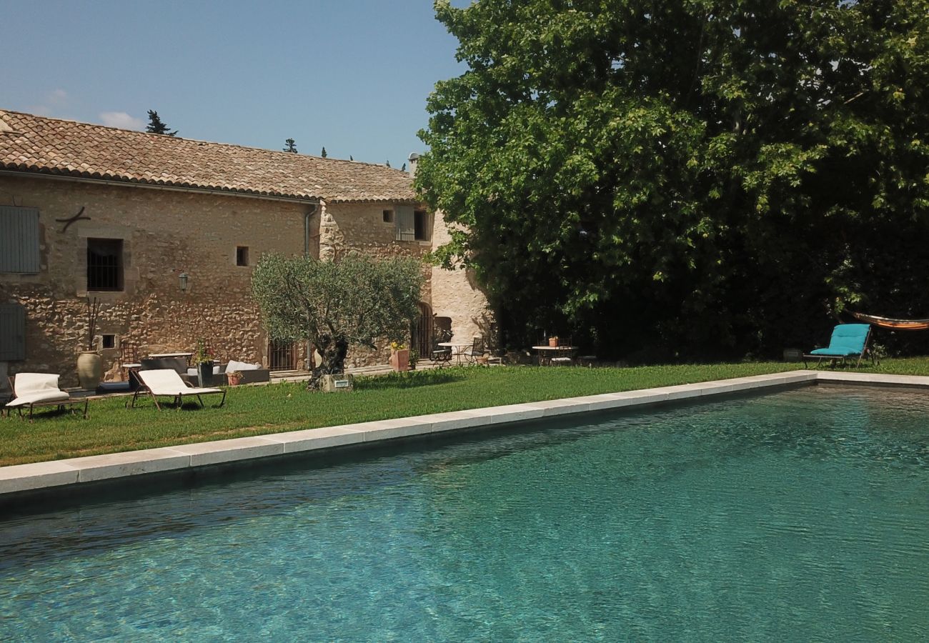 EYGALIERES holiday rental farmhouse for rent private pool