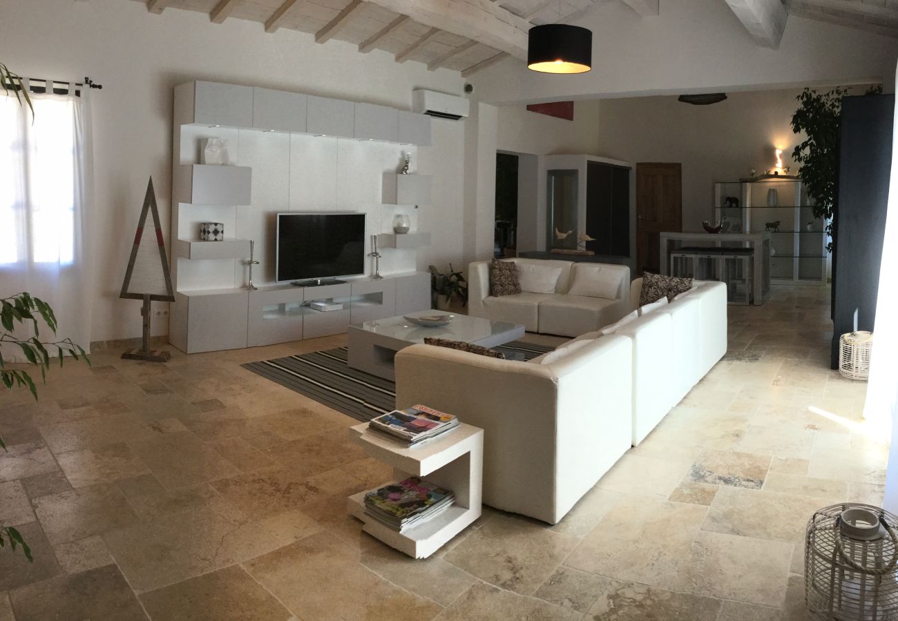 Holiday rental MAUSSANE-LES-ALPILLES villa for rent living room