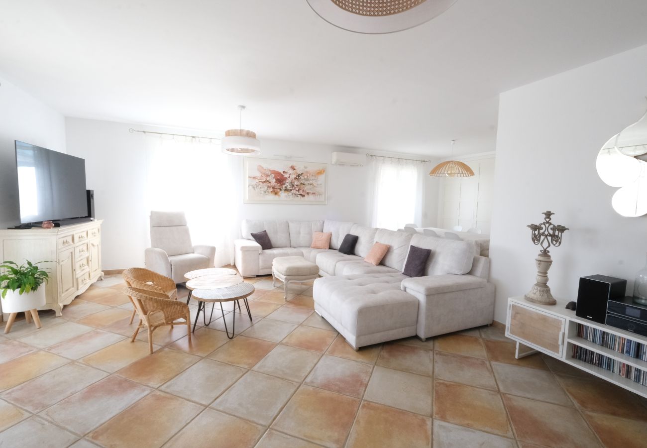 Location vacances AUREILLE Alpilles Provence salon pour 8 personnes