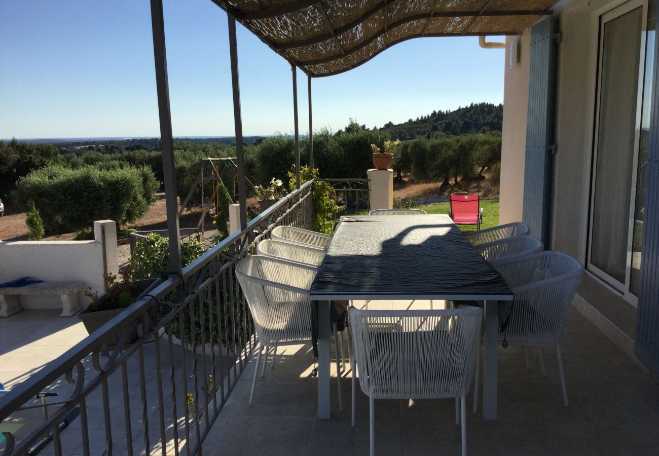 Villa climatisée piscine chauffée jacuzzi Alpilles terrasse avec vue 