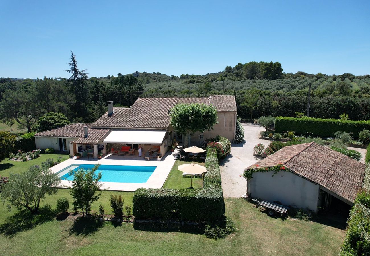 Mas provençal avec piscine, 2 chambre, 2 salles de bain et jardin