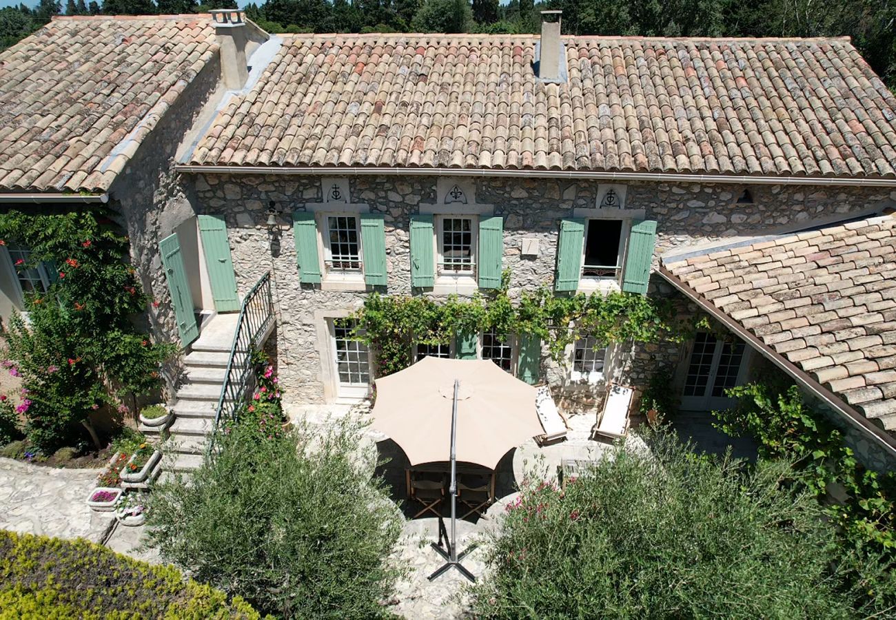 Mas provençal avec piscine, 2 chambre, 2 salles de bain et terrasse